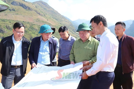 Đồng chí Chá A Của kiểm tra vịa kẻ cặm xiệt hại pộ phồn nong nẳng xã Ngọc Chiến