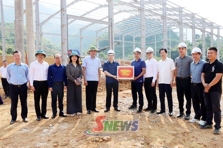 Provincial Party leader inspects floating solar power project on Son La hydropower reservoir
