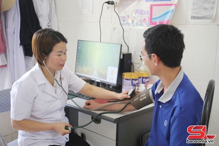 Nữ cán bộ y tế tận tụy ở vùng biên giới