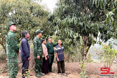 “3 bám, 4 cùng” với nhân dân vùng biên giới