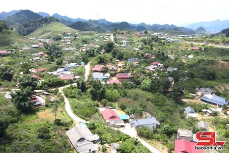 Về thăm bản làng