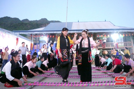 Đồng chí Chủ nhiệm Ủy ban Kiểm tra Tỉnh ủy tham dự Ngày hội Đại đoàn kết toàn dân tộc tại xã Chiềng Hặc