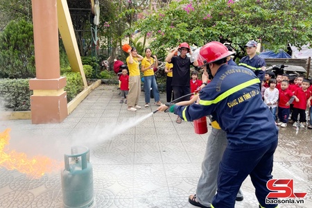 Ngoại khóa tuyên truyền, trải nghiệm, thực hành chữa cháy và cứu nạn, cứu hộ