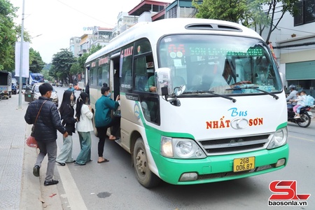 Vận tải công cộng tạo thuận lợi cho nhân dân đi lại