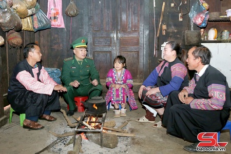 Ấm áp nghĩa tình "bản - bản”