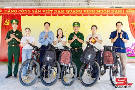 Hành trình mang hạnh phúc cho học trò nghèo