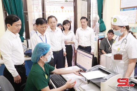 Xây dựng đội ngũ cán bộ y tế “sáng y đức, vững chuyên môn”