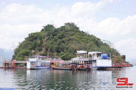 Du thuyền trên hồ sông Đà