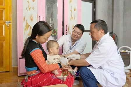 Bảo vệ, chăm sóc sức khỏe bà mẹ và trẻ em ở vùng cao Tà Xùa