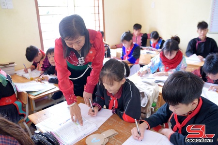 Duy trì mặc trang phục truyền thống trong công sở và trường học ở Chiềng Sại