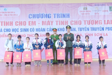 Mang yêu thương đến các điểm trường vùng xa