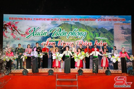 Chương trình giao lưu văn nghệ “Xuân biên phòng ấm lòng dân bản”