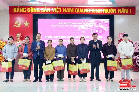 Trao quà Tết cho đoàn viên, người lao động tại xã Phù Yên, Tường Hạ