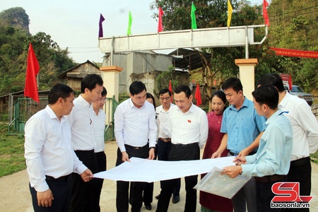 Đồng chí Trưởng ban Tổ chức Tỉnh ủy kiểm tra công tác chuẩn bị bầu cử tại xã Mường Chiên và Mường Giôn