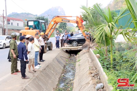 Giải tỏa hành lang giao thông trong phạm vi đất đã được bồi thường tại thôn 6, xã Chiềng Mung