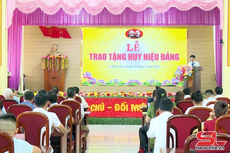 Đảng ủy xã Chiềng Sơn tổ chức Lễ trao tặng Huy hiệu đảng đợt 19/5