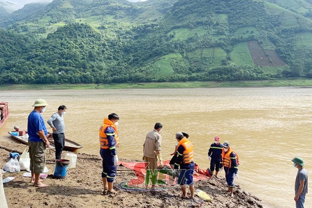 Tìm thấy thi thể người bị trượt chân ngã xuống sông Đà
