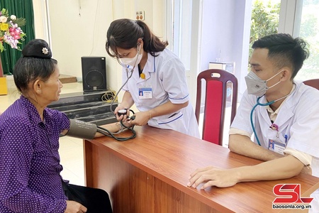 Khám sàng lọc, cấp phát thuốc cho người cao tuổi tại xã Chiềng San