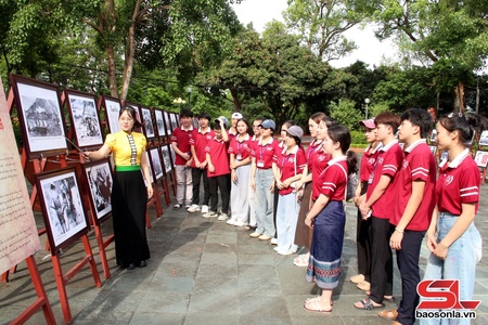 Triển lãm ảnh “Mùa thu độc lập” 