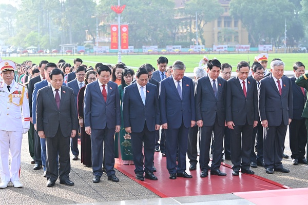 Các đại biểu Quốc hội vào Lăng viếng Chủ tịch Hồ Chí Minh