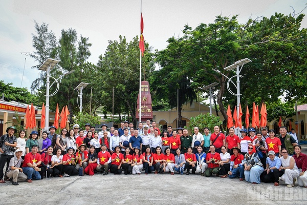 Hành trình ý nghĩa của 100 Nhà báo đến với quần đảo Trường Sa