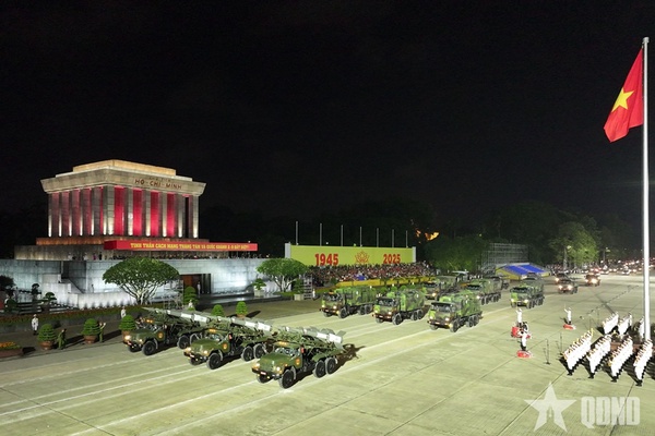 Lần đầu tổng hợp luyện diễu binh, diễu hành phục vụ nhiệm vụ A80 tại Quảng trường Ba Đình