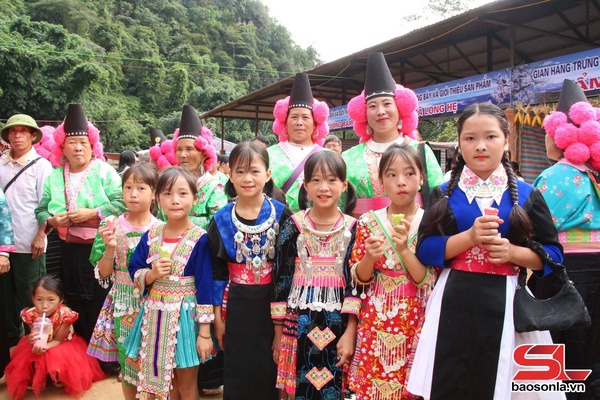 Rực rỡ sắc màu văn hóa dân tộc Mông ở Co Mạ