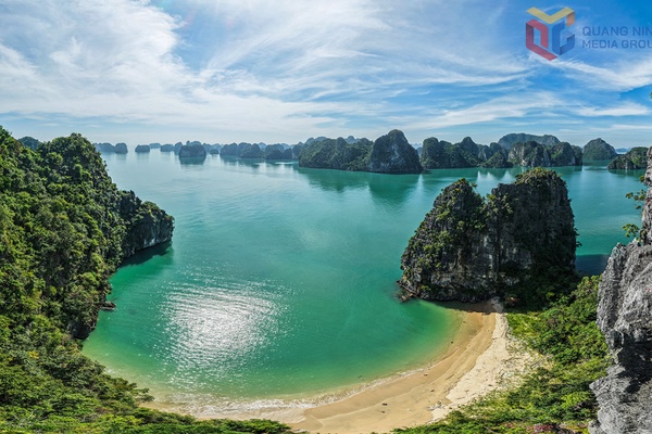 Những "vầng trăng khuyết" giữa kỳ quan Vịnh Hạ Long