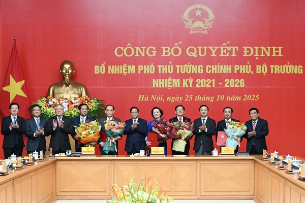 [Ảnh] Thủ tướng trao Quyết định bổ nhiệm Phó Thủ tướng Chính phủ, Bộ trưởng nhiệm kỳ 2021-2026
