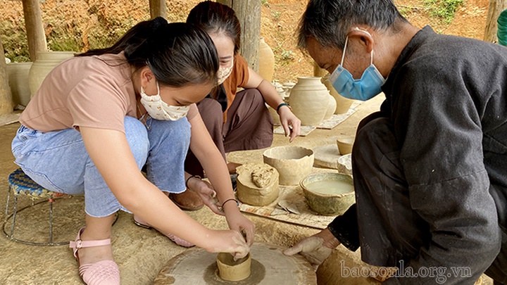 Trải Nghiệm Làm Gốm Truyền Thống Ở Mường Chanh -