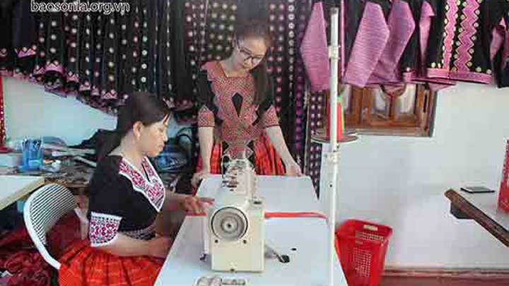 Quần áo dân tộc Mông Nam được làm từ vải gì?
