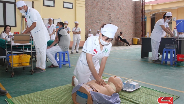 Nếu bệnh nhân không đồng ý với quyết định của cơ quan y tế về việc điều trị bệnh thì họ có quyền gì theo Luật Khám chữa bệnh?
