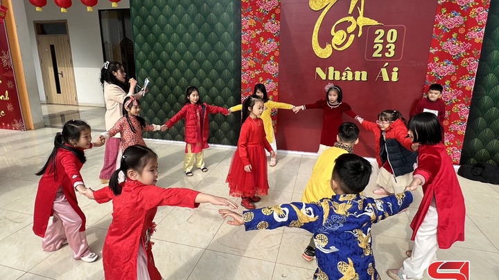 trang trí gian hàng tết mầm non