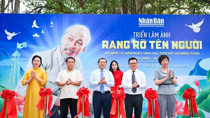 Báo Nhân Dân khai mạc triển lãm và ra mắt ấn phẩm đặc biệt kỷ niệm 135 năm  Ngày sinh Chủ tịch Hồ Chí Minh