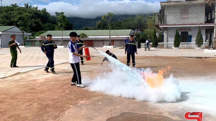 Citizens, students practice fire prevention, rescue activities