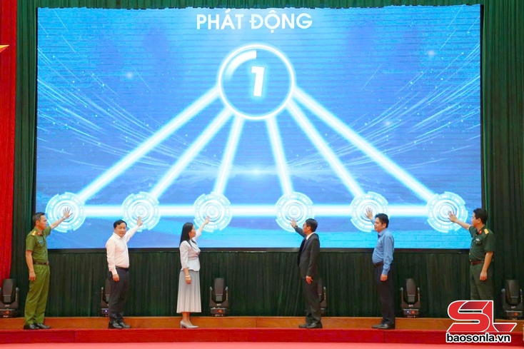 Secretary of the Son La provincial Party Committee Hoang Van Nghiem speaks at the event. 