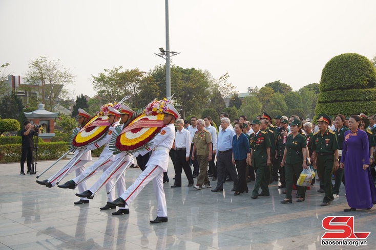 Dâng hương tưởng niệm các Anh hùng liệt sĩ hy sinh trong chiến dịch Điện Biên Phủ
