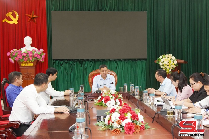 Đồng chí Phó Chủ tịch UBND tỉnh chỉ đạo khắc phục hậu quả giông lốc tại huyện Phù Yên