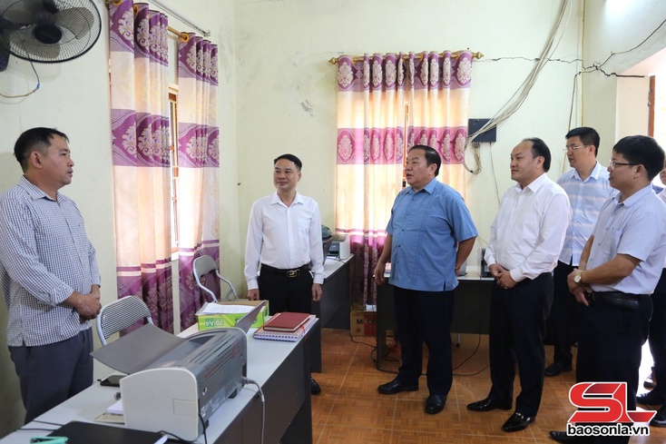 Đồng chí Phó Chủ tịch HĐND tỉnh kiểm tra việc thực hiện chính quyền địa phương 2 cấp tại xã Chiềng Sại