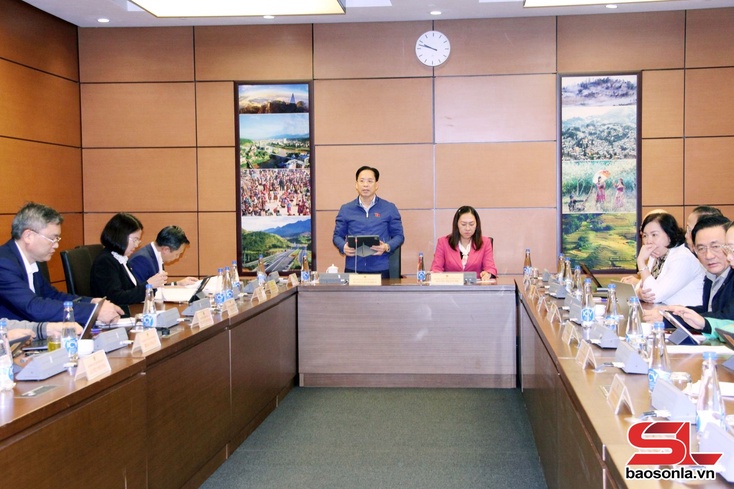 Đoàn đại biểu Quốc hội tỉnh Sơn La thảo luận tại Tổ