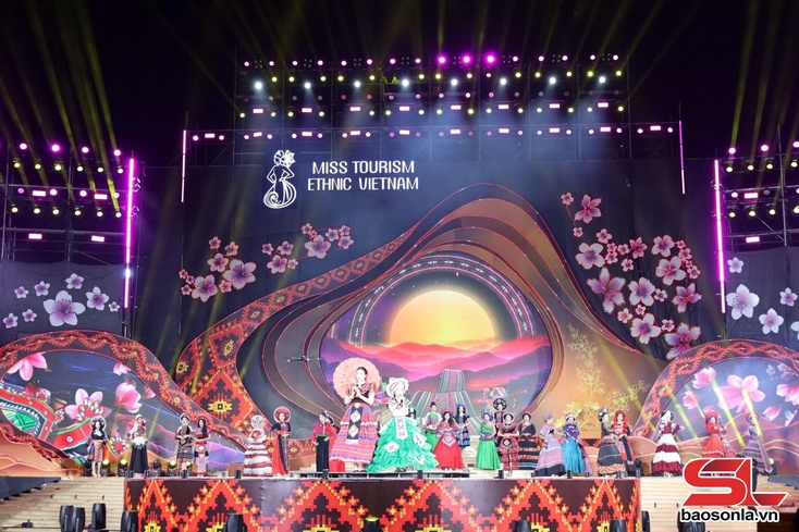  Ấn tượng phần thi trình diễn trang phục dạ hội sắc màu dân tộc