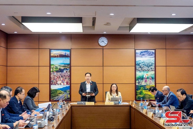 Đoàn đại biểu Quốc hội tỉnh Sơn La thảo luận tại Tổ 