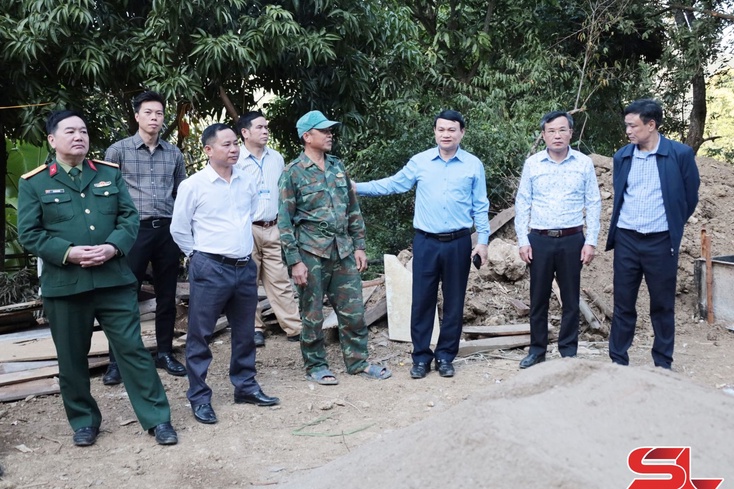 Đồng chí Phó Chủ tịch UBND tỉnh khảo sát xóa nhà tạm tại xã Ngọc Chiến và Mường Bú