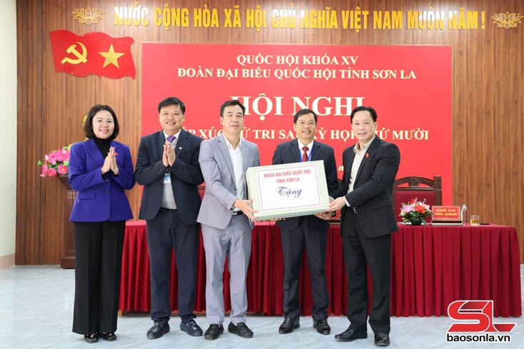 Đoàn đại biểu Quốc hội tỉnh Sơn La tiếp xúc cử tri phường Chiềng An