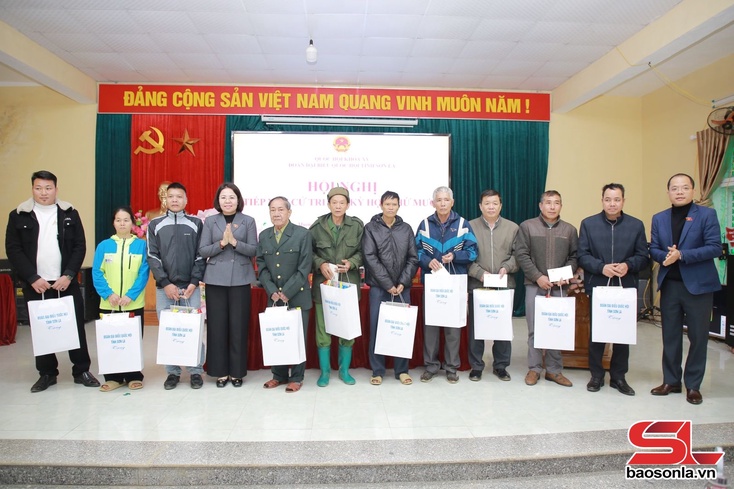 Đoàn đại biểu Quốc hội tỉnh Sơn La tiếp xúc cử tri xã Mường Bang