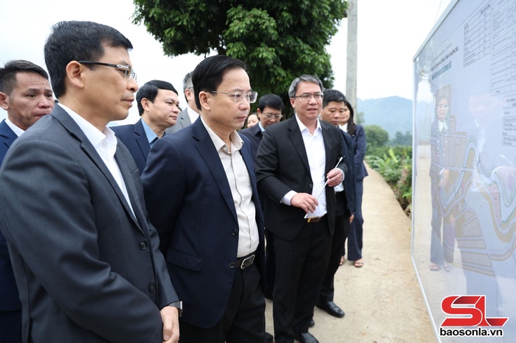  Đồng chí Bí thư Tỉnh ủy kiểm tra một số dự án tại xã Mường Bú và làm việc tại Nhà máy thủy điện Sơn La