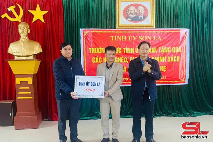 Thường trực Tỉnh ủy Sơn La thăm, tặng quà nhân dân xã Long Hẹ