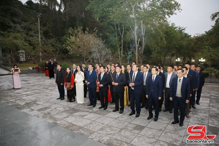 Đoàn đại biểu dự Đại hội Hội Nông dân tỉnh Sơn La lần thứ XI dâng hương viếng Nghĩa trang Liệt sĩ Nhà tù Sơn La