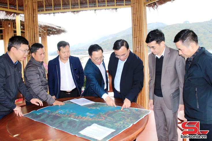 Đồng chí Phó Chủ tịch Thường trực UBND tỉnh làm việc tại xã Quỳnh Nhai