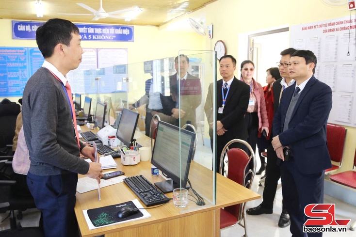 Đồng chí Phó Chủ tịch UBND tỉnh kiểm tra công tác cải cách thủ tục hành chính tại xã Chiềng Mung